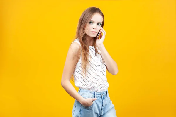 Jovencita Tensa Hablando Por Teléfono Emociones Comunicación Tecnología — Foto de Stock
