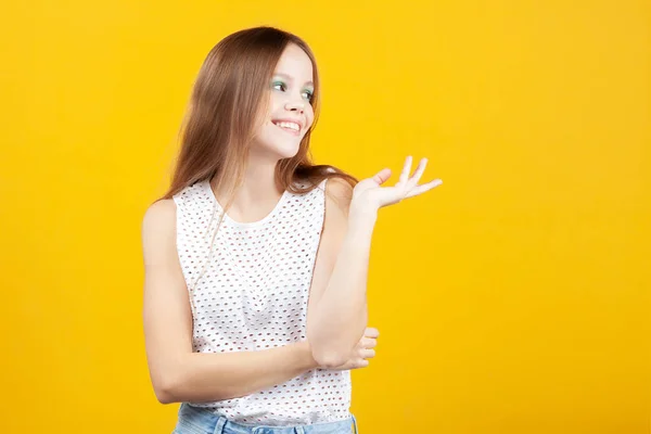 Menina Sorrindo Jovem Mostra Palma Para Lado Emoções Gestos — Fotografia de Stock