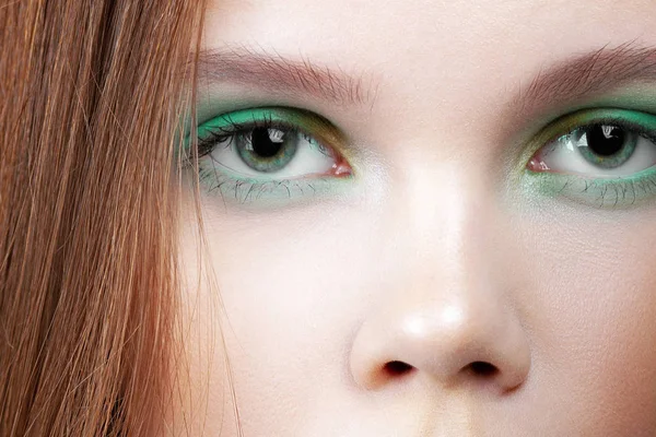 Ojos Chica Linda Joven Con Maquillaje Colorido Cerca Belleza Cosmética —  Fotos de Stock