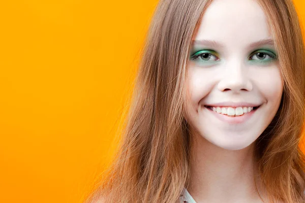Joven Linda Chica Sonriendo Sobre Fondo Amarillo Emociones Belleza — Foto de Stock