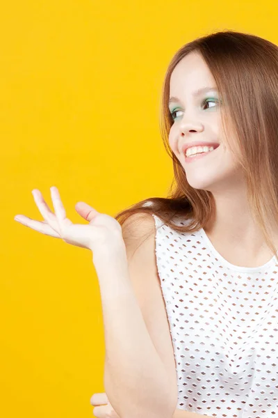 Menina Sorrindo Jovem Mostra Palma Para Lado Emoções Gestos — Fotografia de Stock