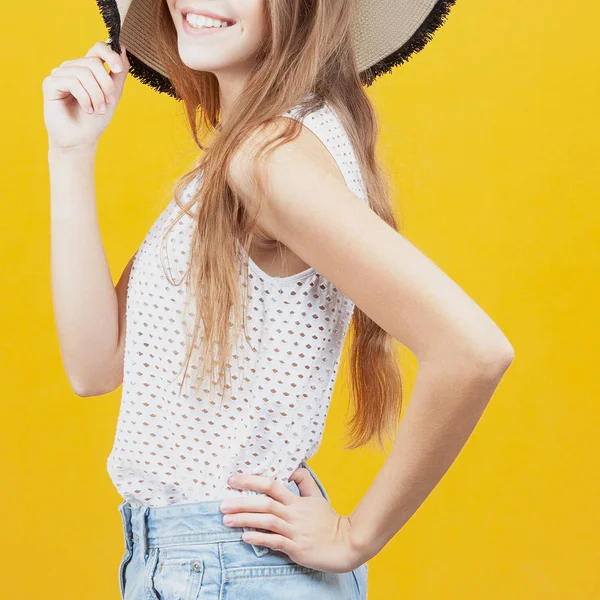 Junges Mädchen Mit Strohhut Lächelt Auf Gelbem Hintergrund Emotionen Und — Stockfoto