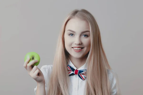 Молодая Игривая Блондинка Улыбается Зеленым Яблоком Руке Эмоции Питание Питание — стоковое фото