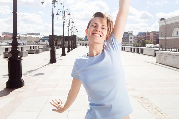 Joven Mujer Feliz Con Pelo Corto Con Sonrisa Bailando Sobre — Foto de Stock