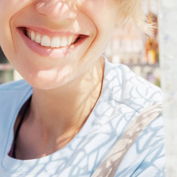 Femme Souriante Avec Sourire Lisse Sain Sur Rue Ensoleillée Gros — Photo