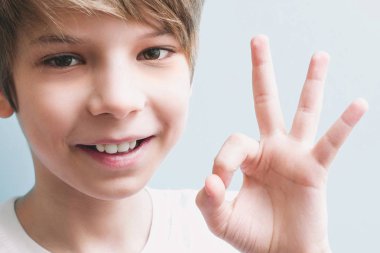 Tamam gösterilen boy gülümseyerek. Duygu kavramı