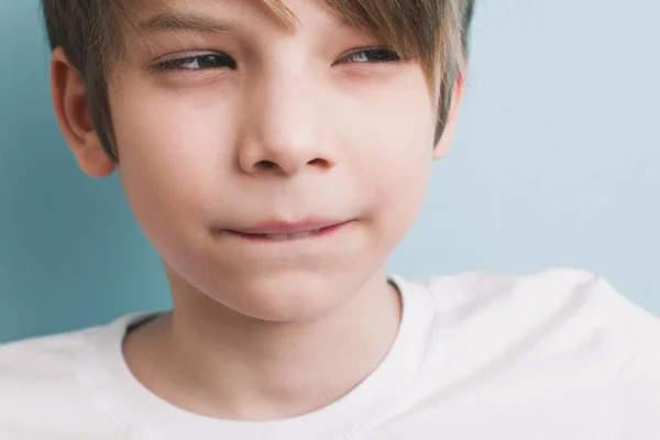 Στοχαστικός Αγόρι Πικρή Φάρσα Τσίμπημα Του Κάτω Χείλους Δόντια Του — Φωτογραφία Αρχείου