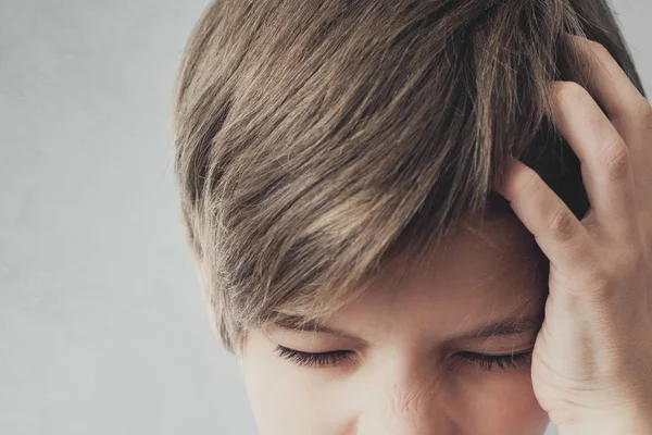 Portret Van Jongen Met Hoofdpijn Emotie Concept — Stockfoto