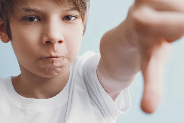 Junge Zeigt Mit Dem Finger Nach Unten Emotionales Konzept — Stockfoto