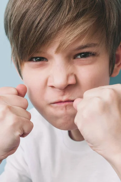 Junge Schreit Und Droht Scherzhaft Mit Fäusten Kampfhaltung Emotionales Konzept — Stockfoto