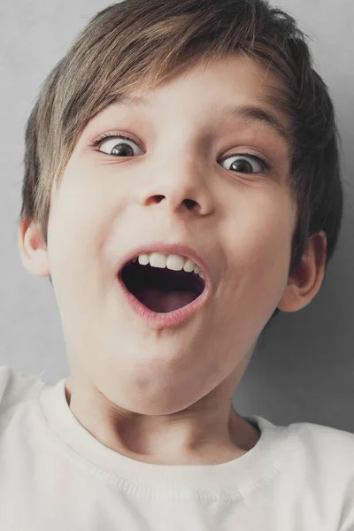 驚いた少年の肖像画 感情の概念 — ストック写真