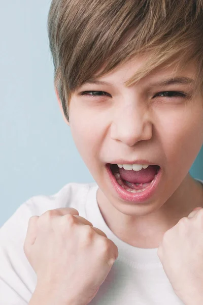 Junge Schreit Und Zeigt Seine Fäuste Siegreicher Geste Erfolgskonzept Emotionen — Stockfoto