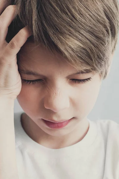 Retrato Niño Con Dolor Cabeza Concepto Emoción — Foto de Stock