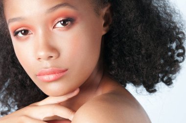 Genç güzel siyah bir kız ile temiz mükemmel cilt yakın çekim. Güzellik Portresi