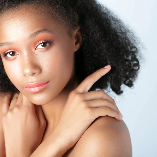 Junge Schöne Schwarze Mädchen Mit Sauberer Perfekter Haut Nahaufnahme Schönheitsporträt — Stockfoto