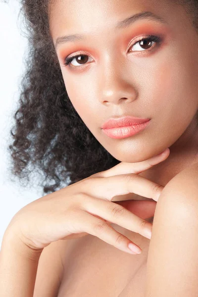 Joven Hermosa Chica Negra Con Piel Limpia Perfecta Cerca Retrato —  Fotos de Stock