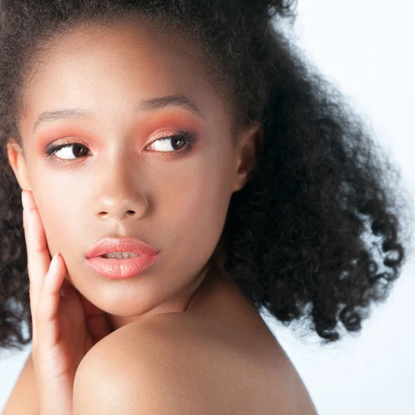 年轻美丽的黑色女孩与干净完美的皮肤特写 美画像 — 图库照片