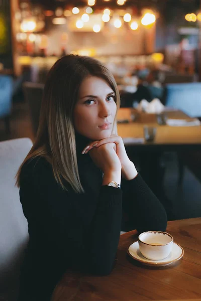 年轻迷人的金发碧眼的女人在餐馆喝茶 生活方式和食物 — 图库照片