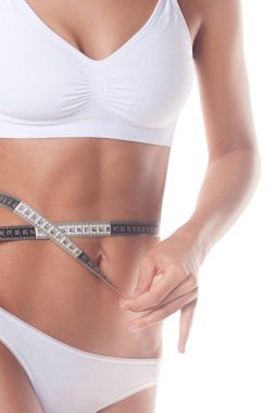 Kadın önlemler bel çevresi. Beyaz izole. Fitness, kilo kaybı ve vücut bakımı