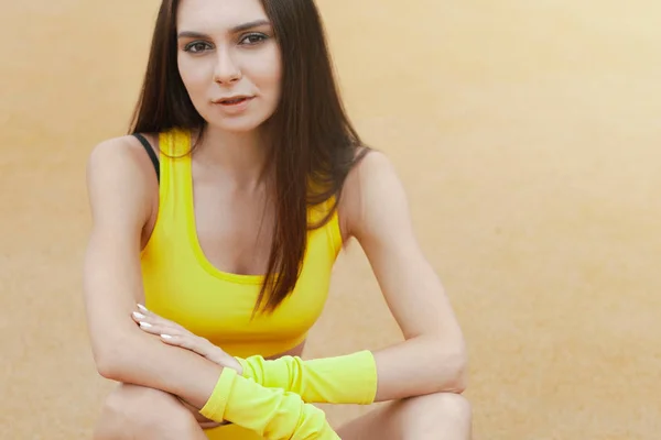 Junges Sexy Mädchen Gelben Trainingsanzug Auf Dem Trainingsplatz Lifestyle Aktivität — Stockfoto