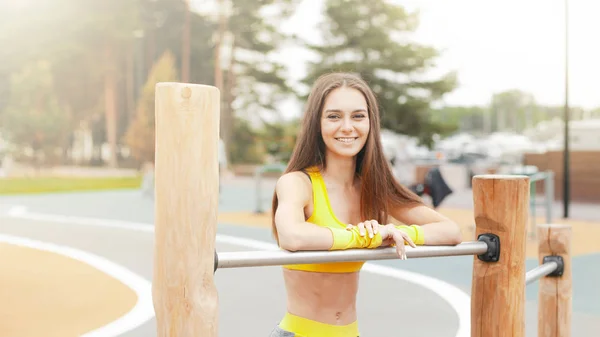 Young Sexy Girl Yellow Tracksuit Training Ground Lifestyle Activity Fitness — Stock Photo, Image