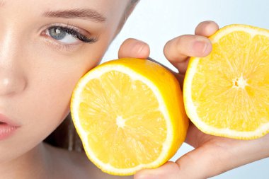 Temiz mükemmel cilt limon yakın çekim ile genç güzel kız. Kozmetik ve bakım genç ciltler için