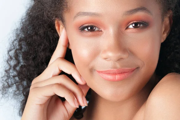 Joven Hermosa Chica Negra Con Piel Limpia Perfecta Cerca Retrato —  Fotos de Stock