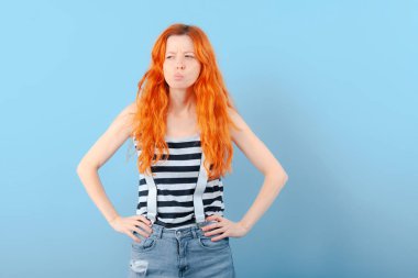 Kızıl saçlı kız söylüyorsun ve frowns. Şüphe, seçim ve şüphe. Duygu ve yaşam tarzı