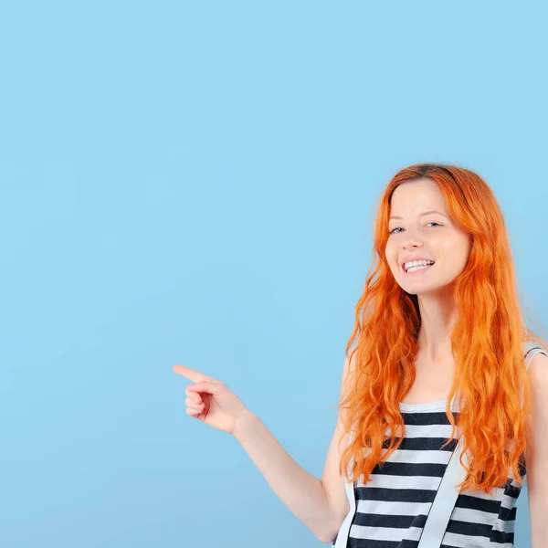 Roodharige Meisje Glimlacht Punten Met Haar Wijsvinger Sjabloon Voor Promotie — Stockfoto
