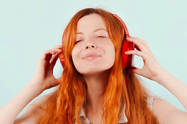 Rudowłosa Dziewczyna Słuchanie Muzyki Słuchawkach Pozytywne Styl Życia Technologii — Zdjęcie stockowe