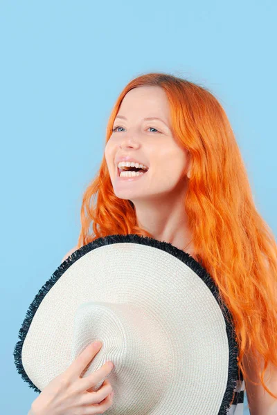 Fille Aux Cheveux Roux Pressé Son Chapeau Été Paille Poitrine — Photo