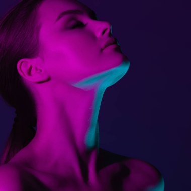 Neon aydınlatma ile genç güzel kız. Güzellik yakın çekim portre