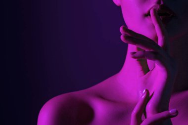 Tsss... Genç güzel kız pembe neon aydınlatma ile. Duygusal güzellik yakın çekim portre