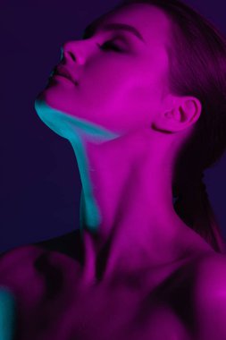 Neon aydınlatma ile genç güzel kız. Güzellik yakın çekim portre