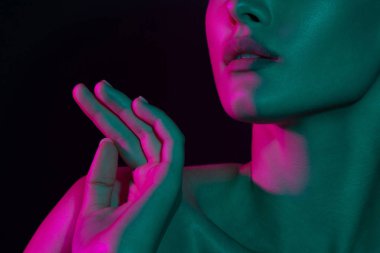 Genç güzel kız mor ve yeşil neon aydınlatma ile. Duygusal güzellik yakın çekim portre