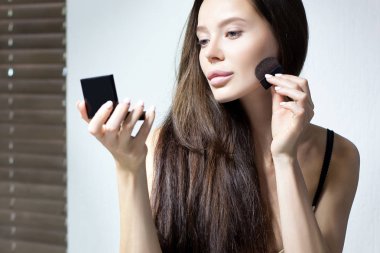 Zarif kız banyoda. Güzellik boudoir portre