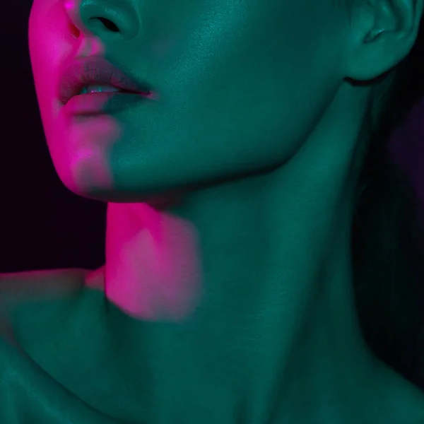 Menina Bonita Nova Com Iluminação Néon Roxo Verde Beleza Emocional — Fotografia de Stock