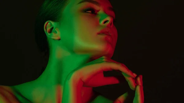 Joven Chica Hermosa Con Iluminación Neón Verde Rojo Retrato Belleza — Foto de Stock