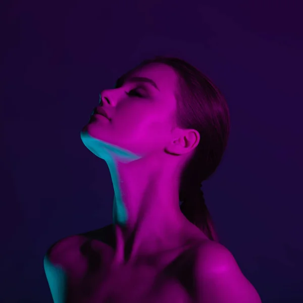Ung Vacker Flicka Med Neon Belysning Skönhet Närbild Porträtt — Stockfoto