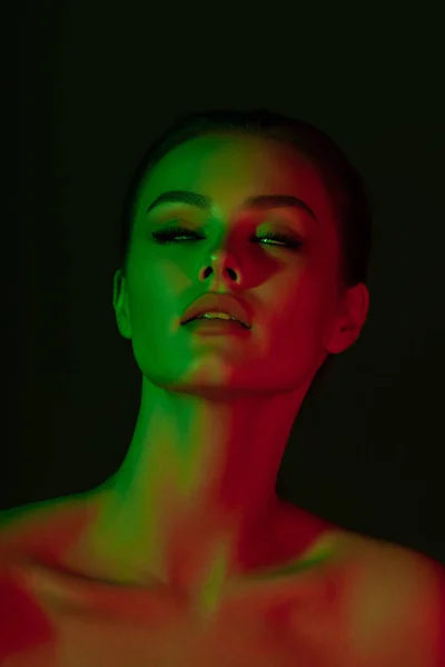 Όμορφη Κοπέλα Πράσινο Και Κόκκινο Νέον Φωτισμός Close Πορτρέτο Συναισθηματική — Φωτογραφία Αρχείου