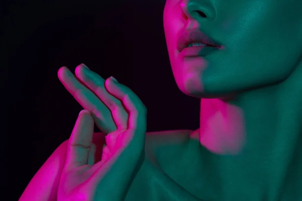 Joven Chica Hermosa Con Iluminación Neón Púrpura Verde Belleza Emocional — Foto de Stock