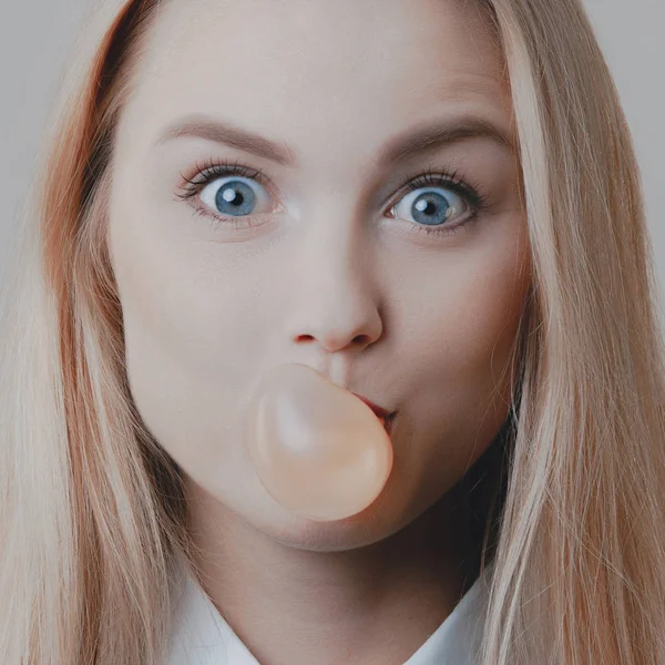 Young Playful Cute Blonde Inflates Bubble Gum Emotions Lifestyle — Stock Photo, Image