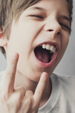 Çocuk jestleri ile onun el ve çığlıklar. Zafer kavramı