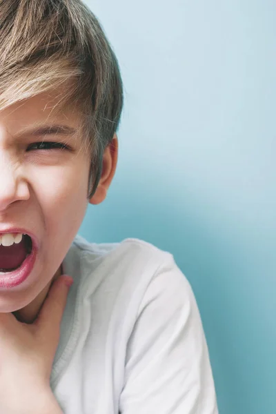 Zdenerwowany Chłopak Krzyczy Ręką Jego Gardle Emocja Koncepcja — Zdjęcie stockowe