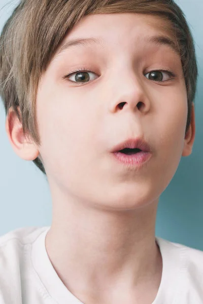 Έκπληκτος Αγόρι Σφυρίχτρες Και Φαίνεται Στην Κάμερα Συγκίνηση Πορτρέτο — Φωτογραφία Αρχείου