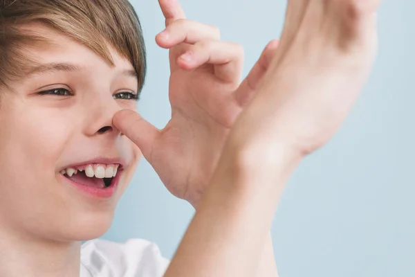Αγόρι Χαριτολογώντας Δείχνει Μεγάλη Μύτη Του Την Παλάμη Του Δάχτυλα — Φωτογραφία Αρχείου