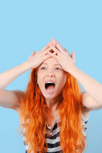 Ragazza Dai Capelli Rossi Premuto Palmi Delle Mani Alla Fronte — Foto Stock