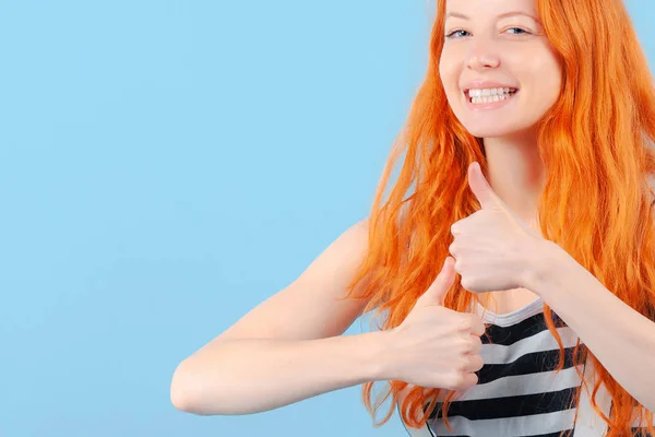 Vörös Hajú Lány Mutatja Hüvelykujj Fel Mosolyog Pozitív Jóváhagyás Öröm — Stock Fotó