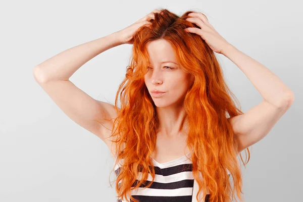 Red Haired Girl Ran Her Fingers Her Hair Squinted Suspicion — Stock Photo, Image