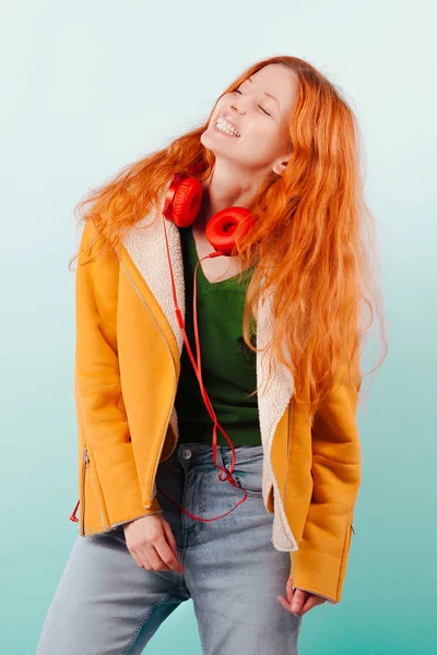 Chica Pelirroja Con Auriculares Rojos Chaqueta Amarilla Ríe Positivo Felicidad — Foto de Stock